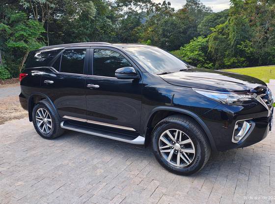 TOYOTA HILUX SW4 2.8 SRX 4X4 7 LUGARES 16V TURBO INTERCOOLER DIESEL 4P AUTOMÁTICO